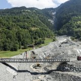 Le pont provisoire installé par l'armée (ici en images) a été mis en service le 2 juillet. Le pont fusible du Fregnoley est lui, à nouveau, opérationnel depuis quelques jours (archives). KEYSTONE/CYRIL ZINGARO